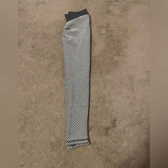 Kor Fitness Women’s Booty Leggings - Size Medium - Picture 3 of 5